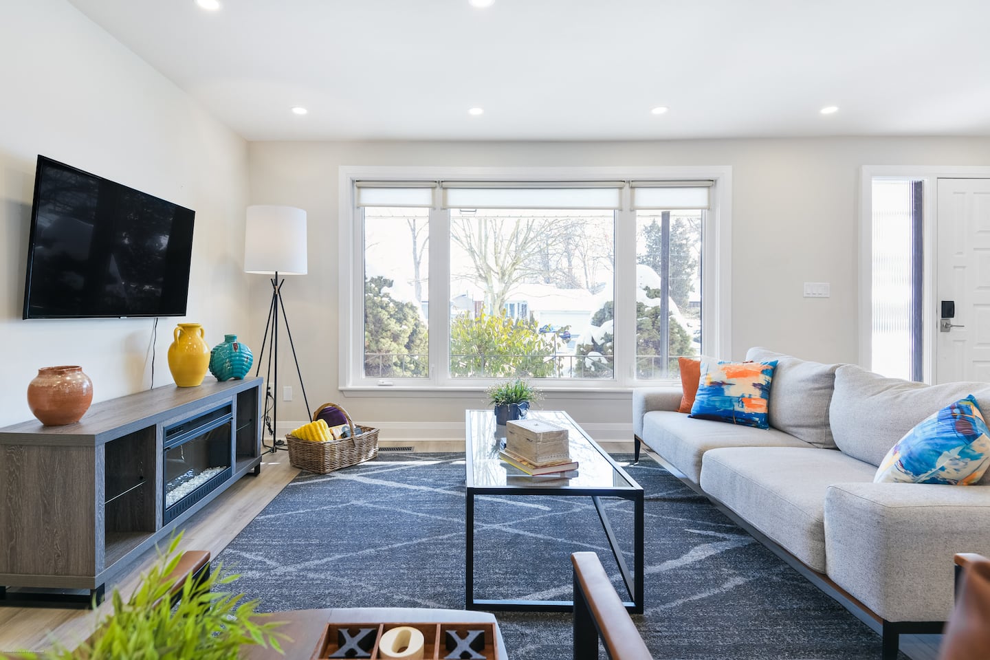 Living room & smart TV
