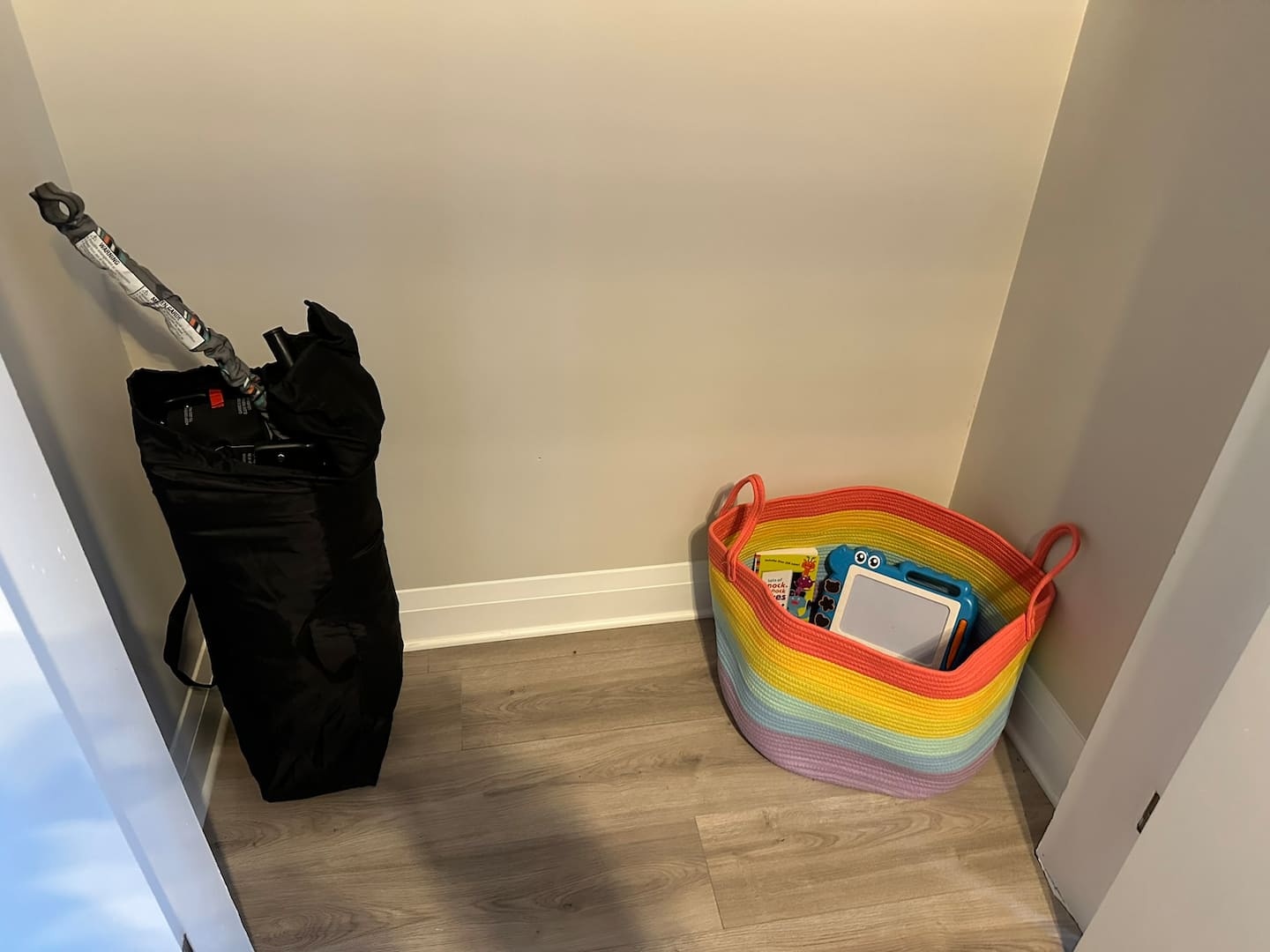 Pack ’n play + toys