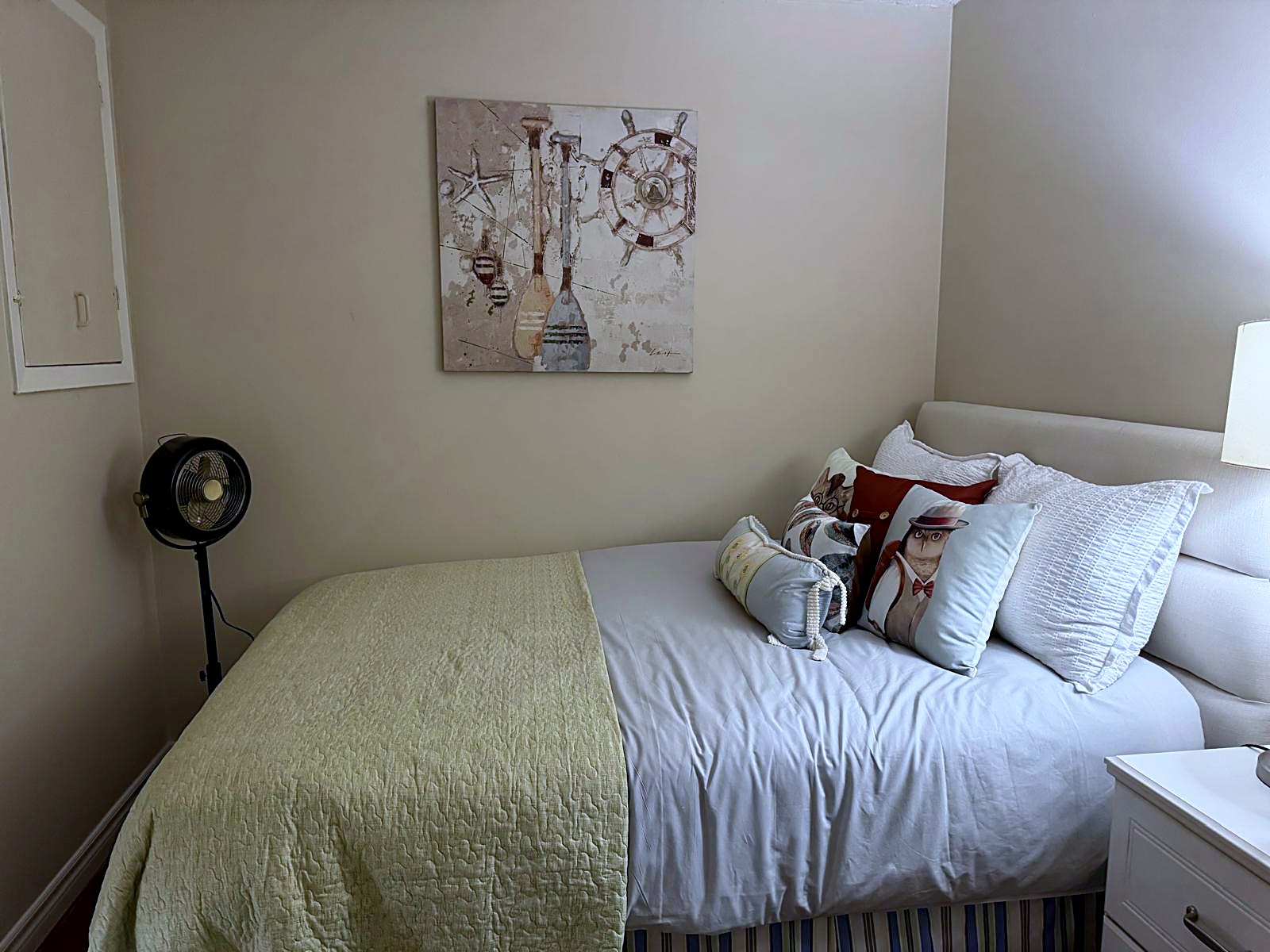 Bedroom 3 — queen bed