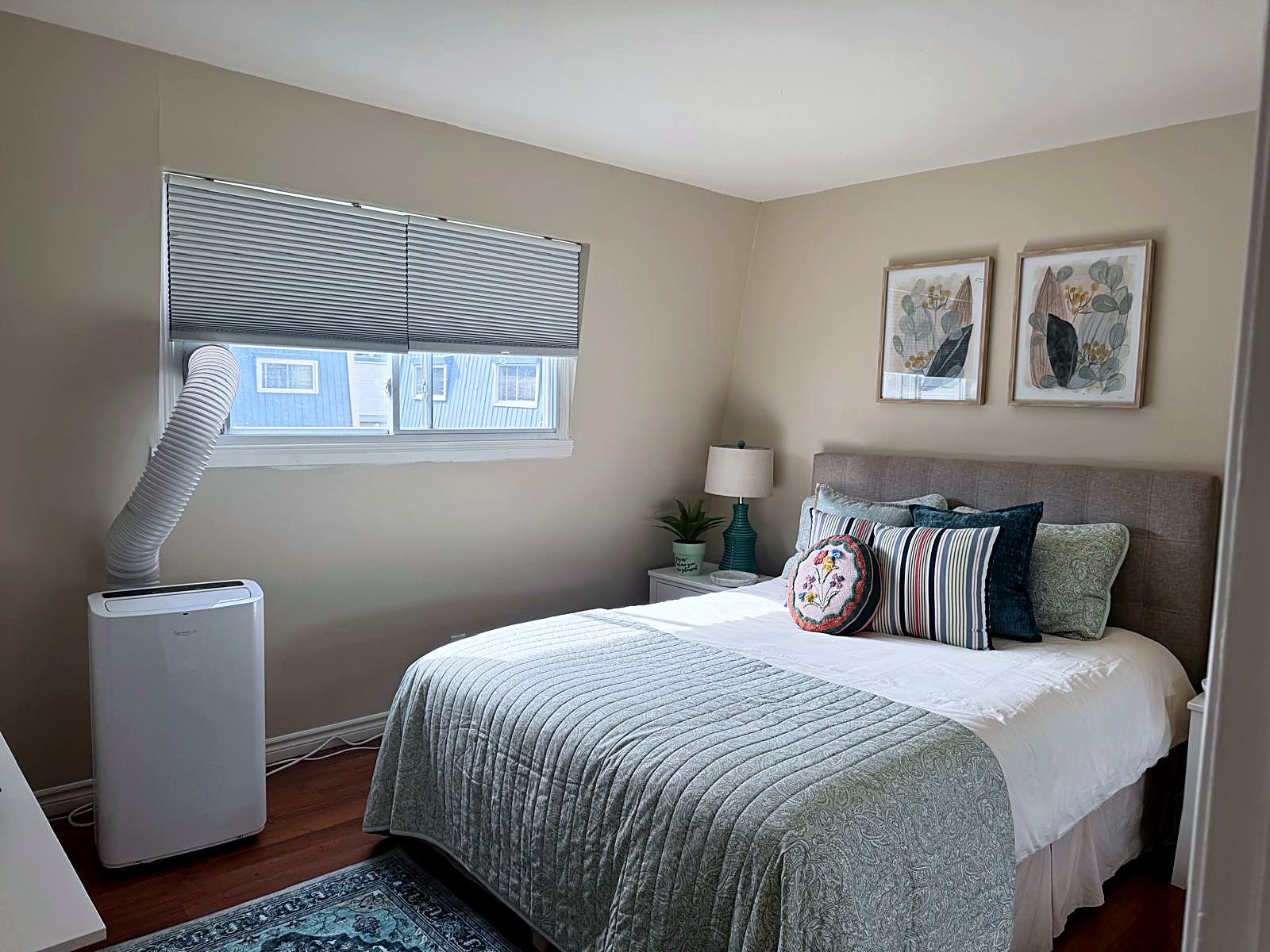 Bedroom 3 — window & seating