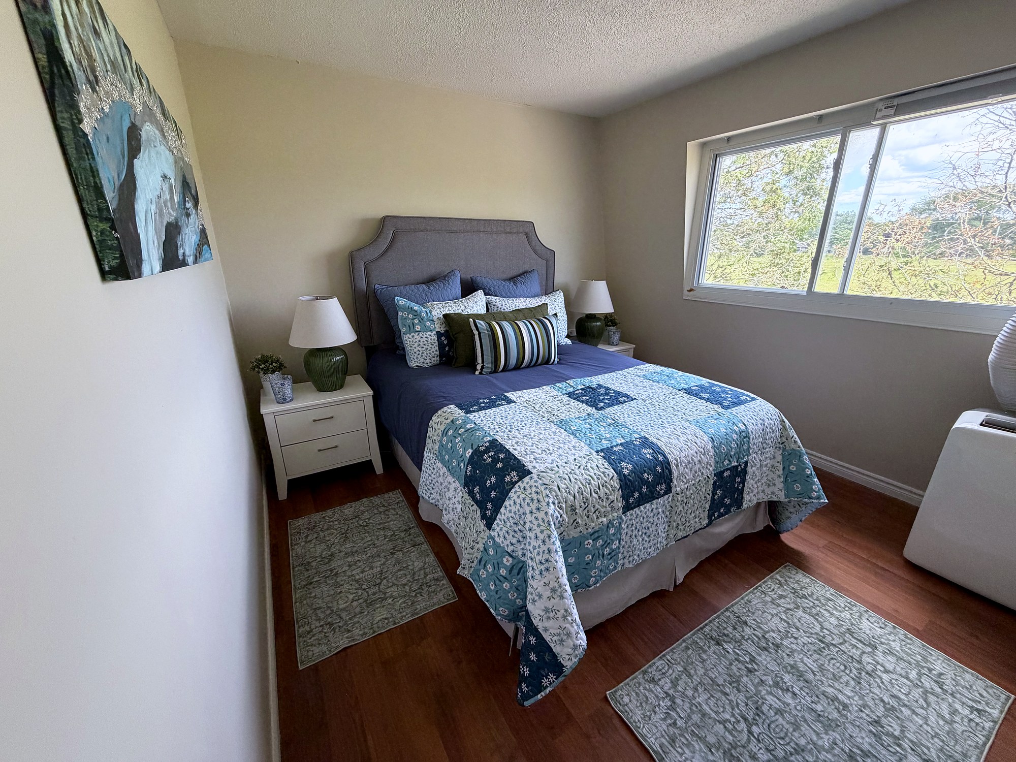 Queen bedroom & garden view