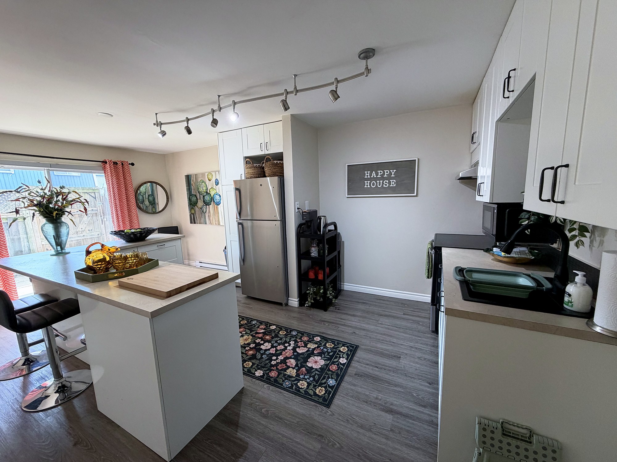 Kitchen & breakfast bar