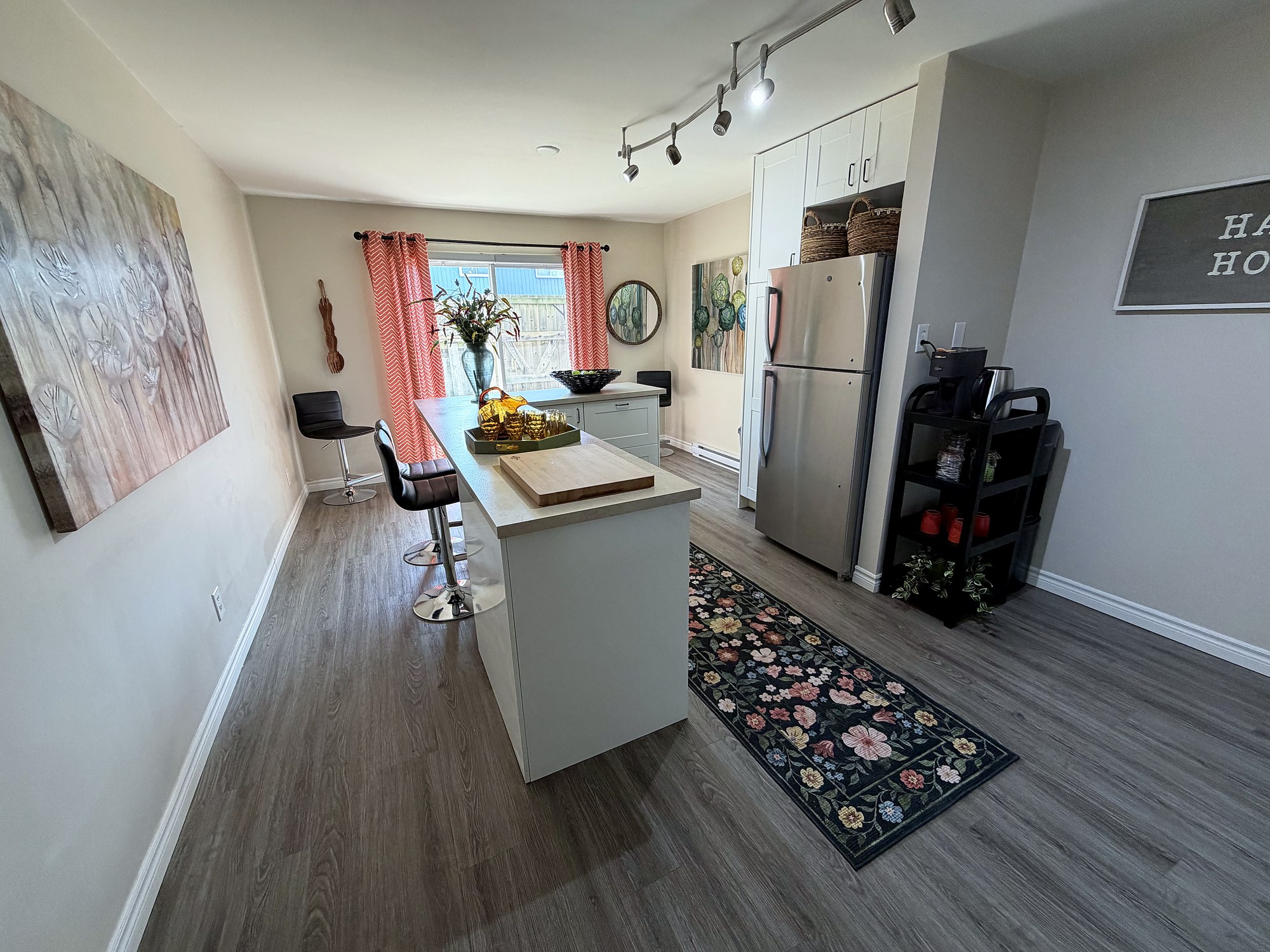 Island & dining nook