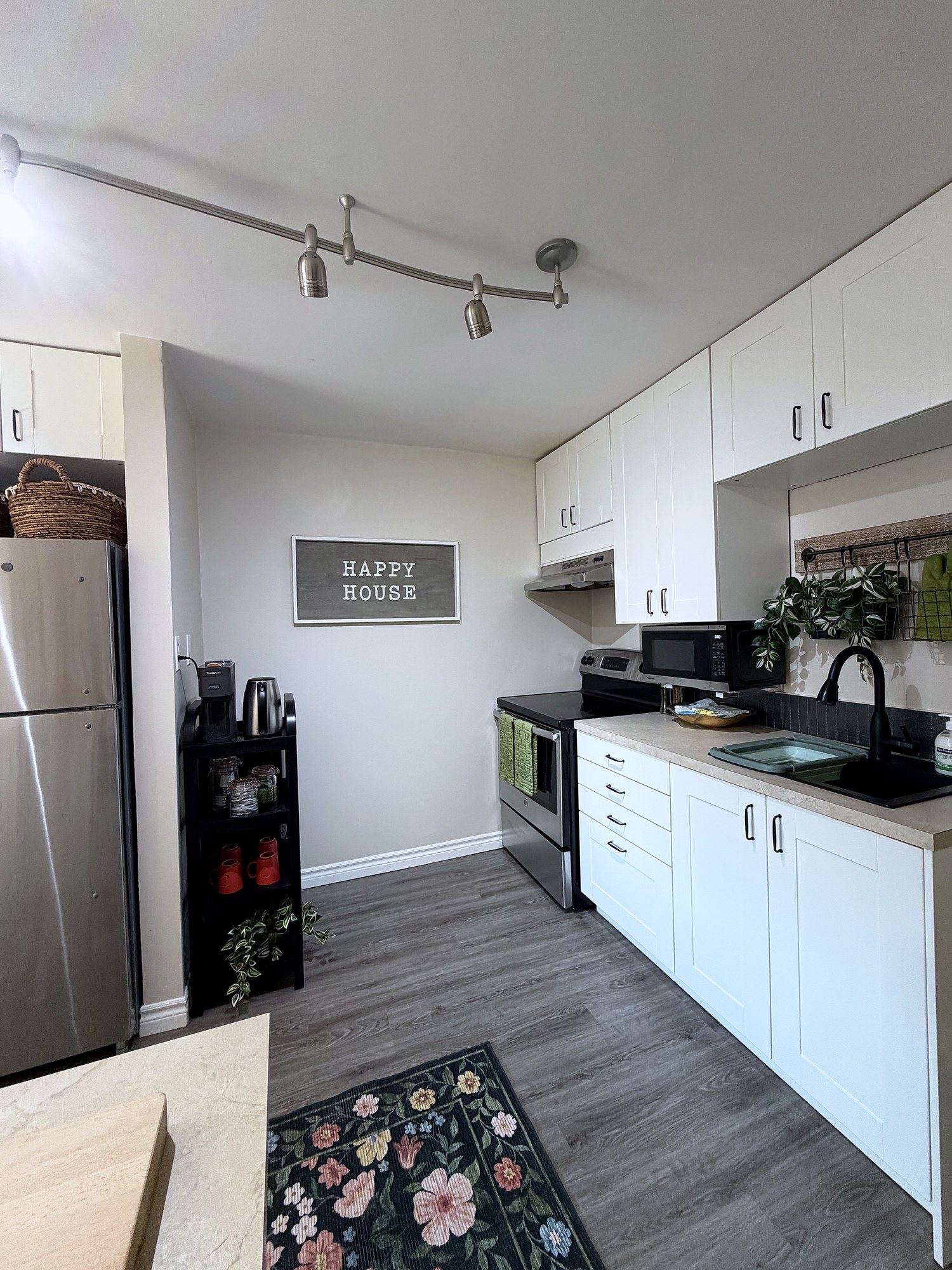Full appliance kitchen